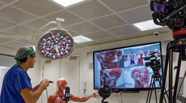 Dr Jag Dhanda showcases the livestreaming technology to surgeons around the world