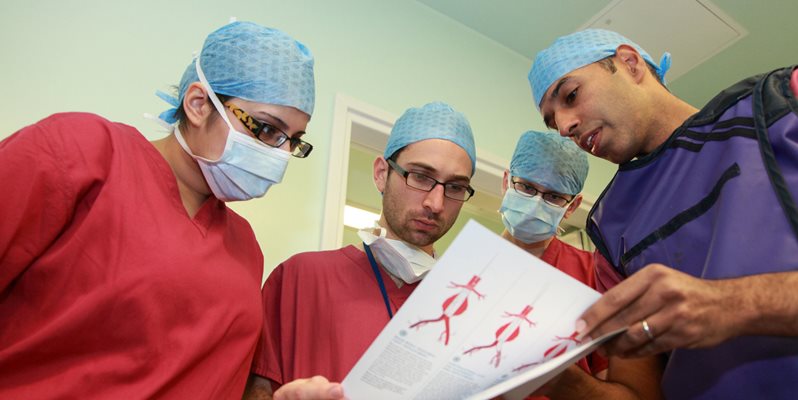 surgeon talks to students