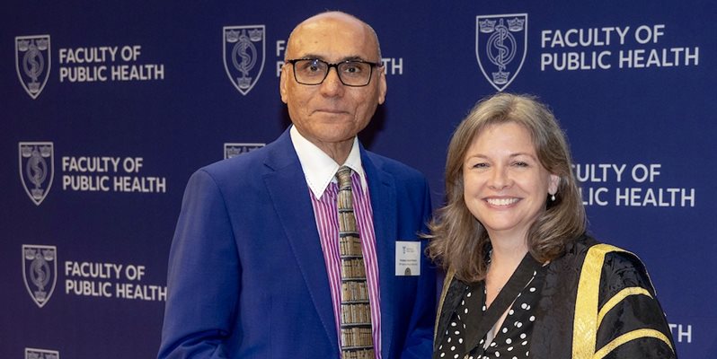 Professor Anjum Memon being presented a medal by Professor Tracy Daszkiewicz at the Faculty of Public Health