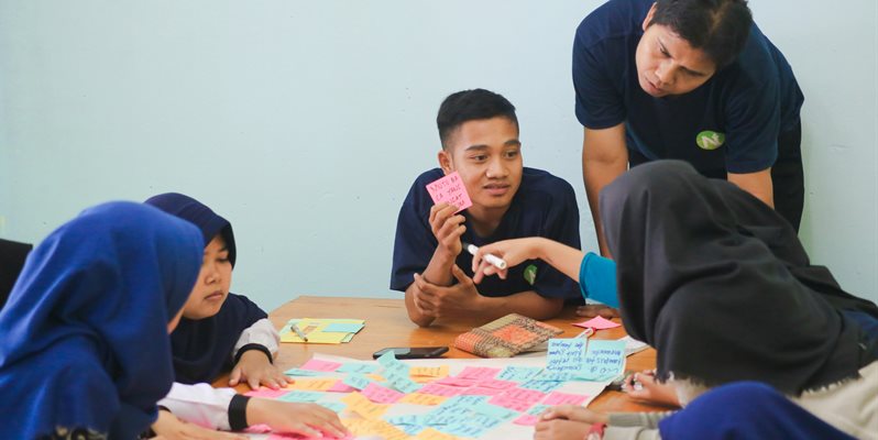 A group of students with post it notes