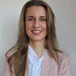 A head and shoulders photo of Amy Booth