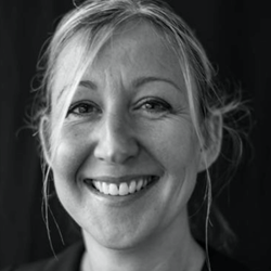 Prof Carrie Llewellyn headshot