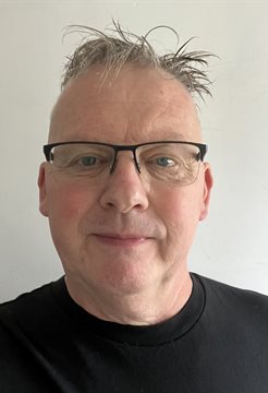 A head and shoulders image of Darren Beaney